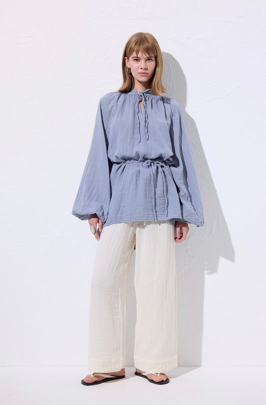MANUKA - Musselin Bluse mit Bindegürtel Blau