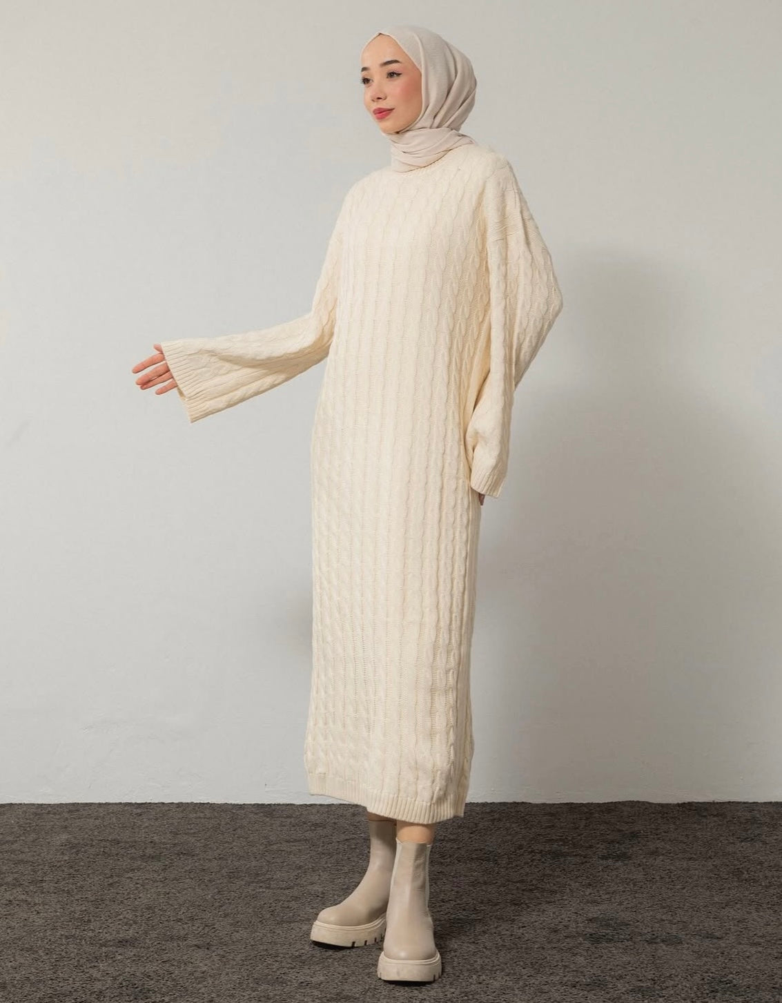 Strickkleid mit Zopfmuster - Beige