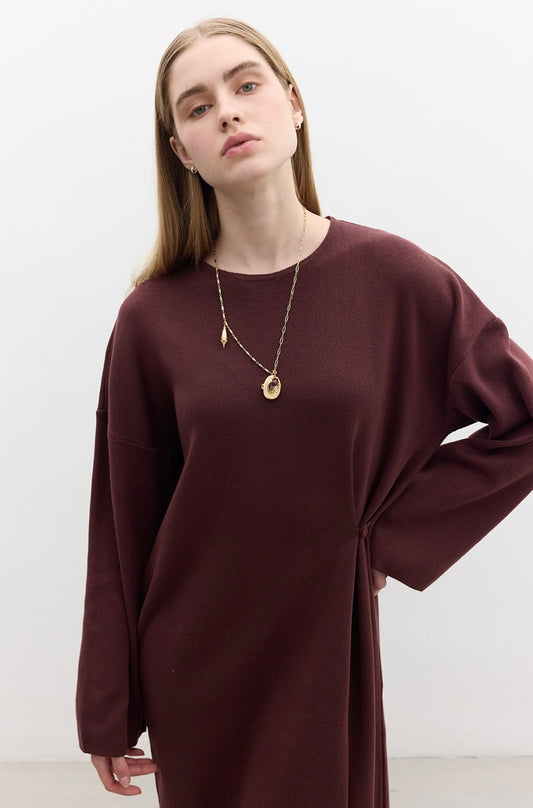 MANUKA - Strickkleid mit Knopfdetail Bordo