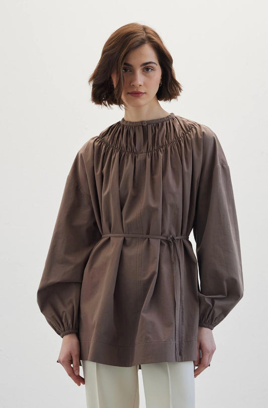 MANUKA - Bluse mit gerafftem Kragen Braun