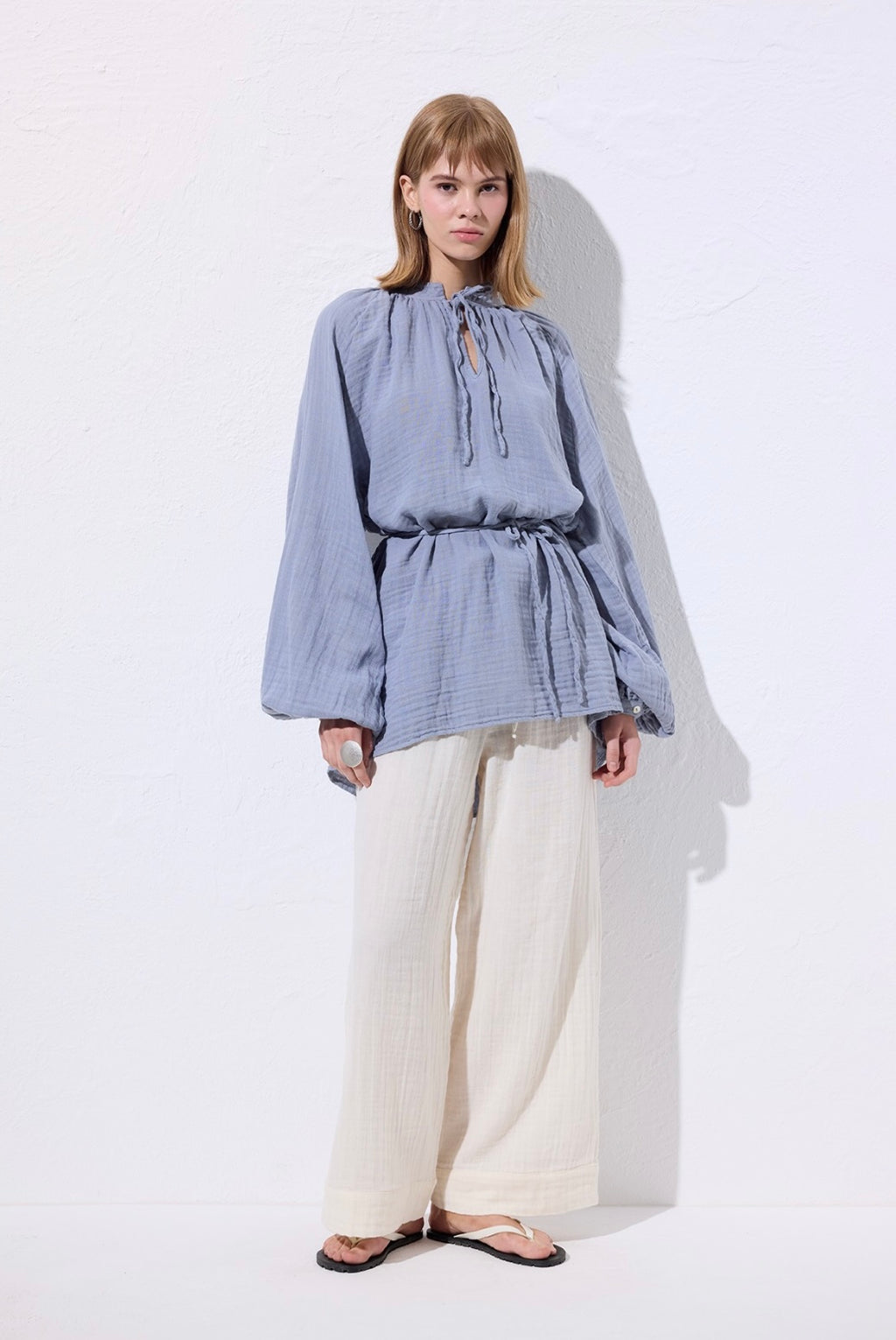 MANUKA - Musselin Bluse mit Bindegürtel Blau