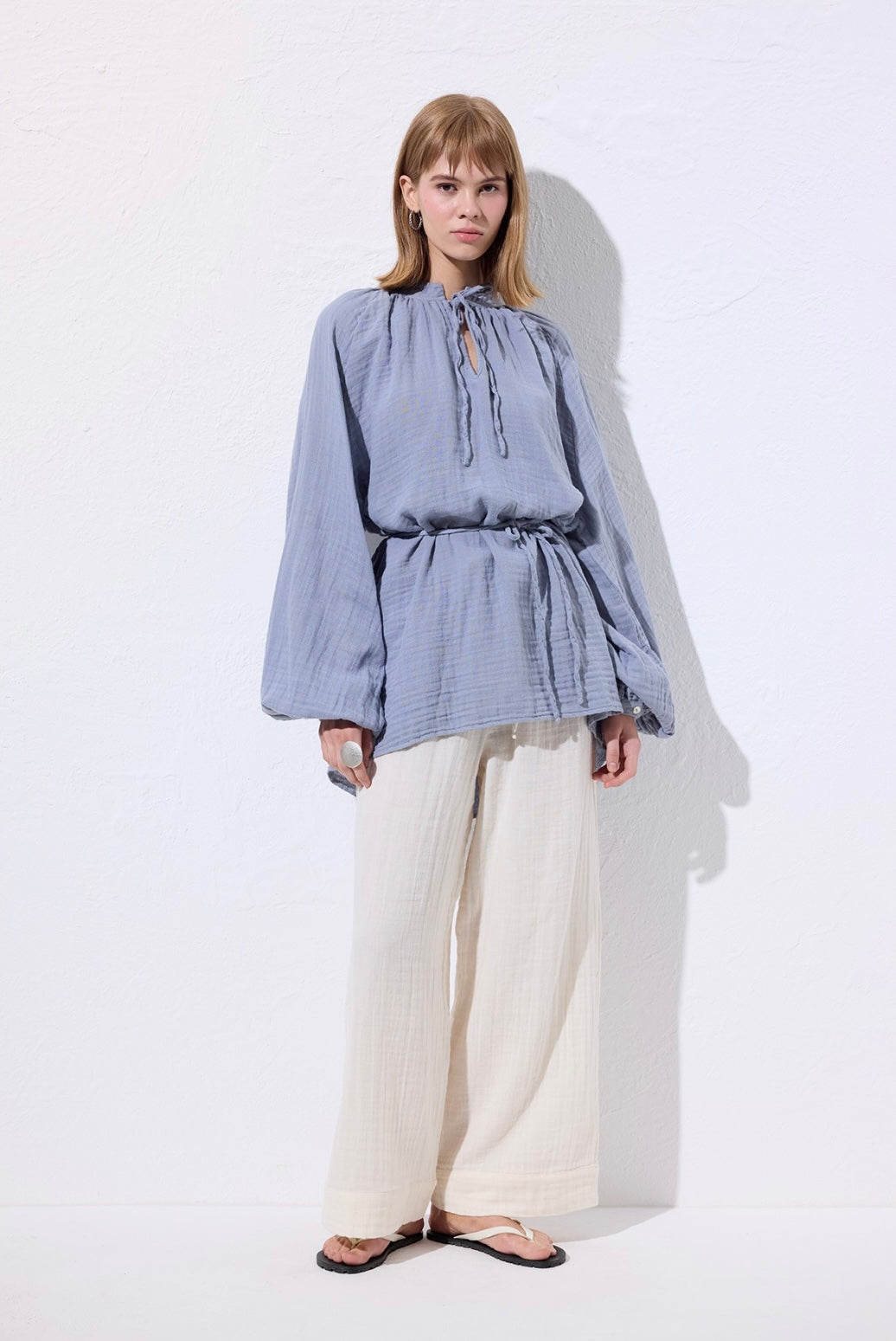 MANUKA - Musselin Bluse mit Bindegürtel Blau