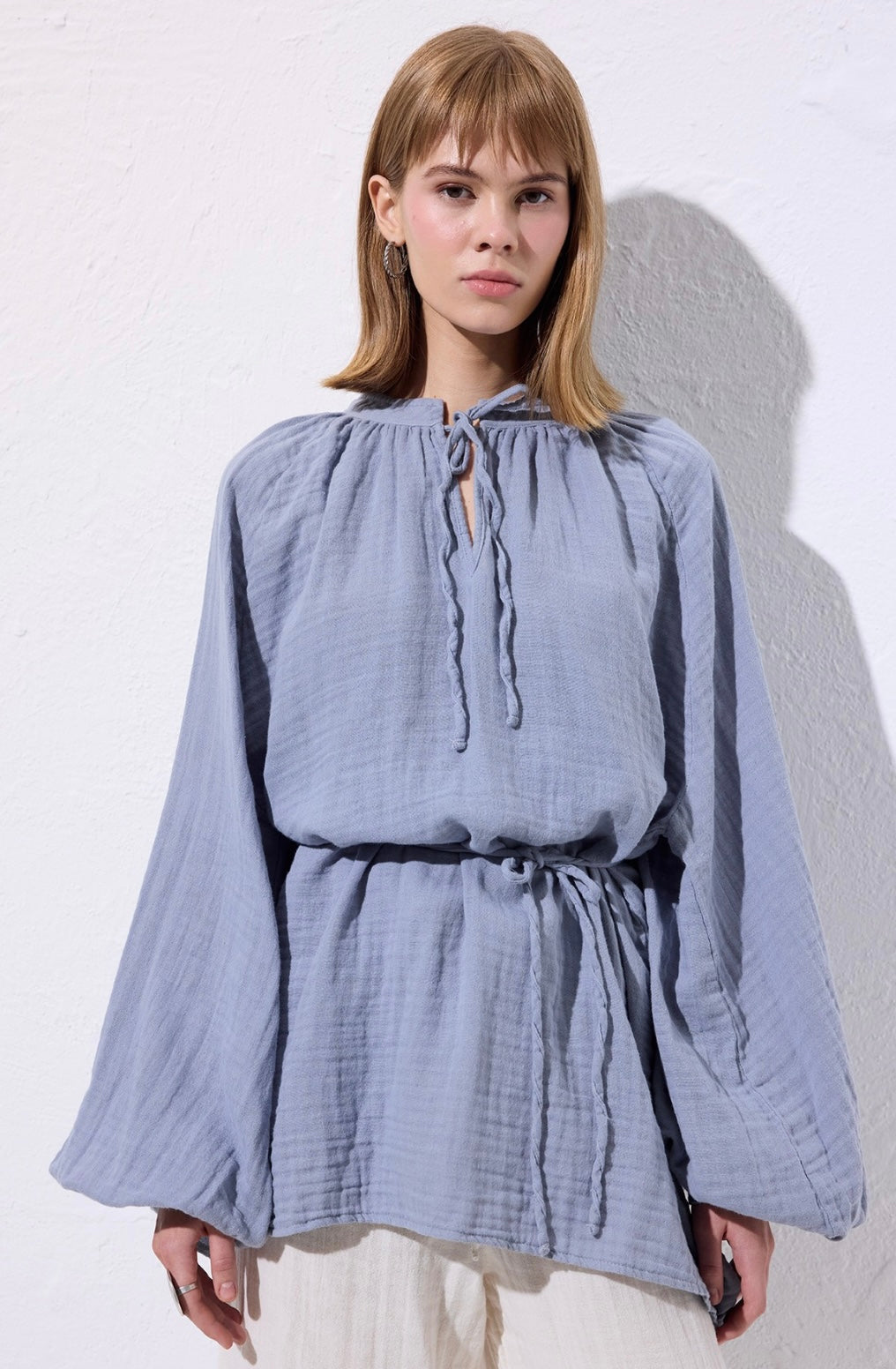 MANUKA - Musselin Bluse mit Bindegürtel Blau