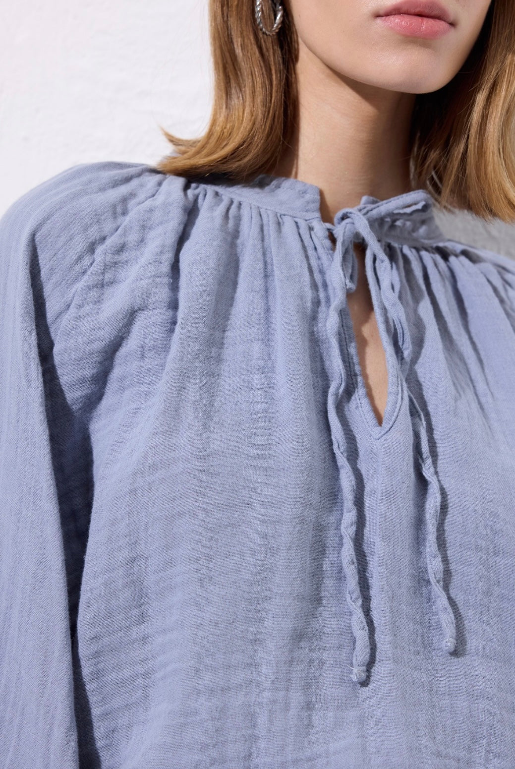 MANUKA - Musselin Bluse mit Bindegürtel Blau