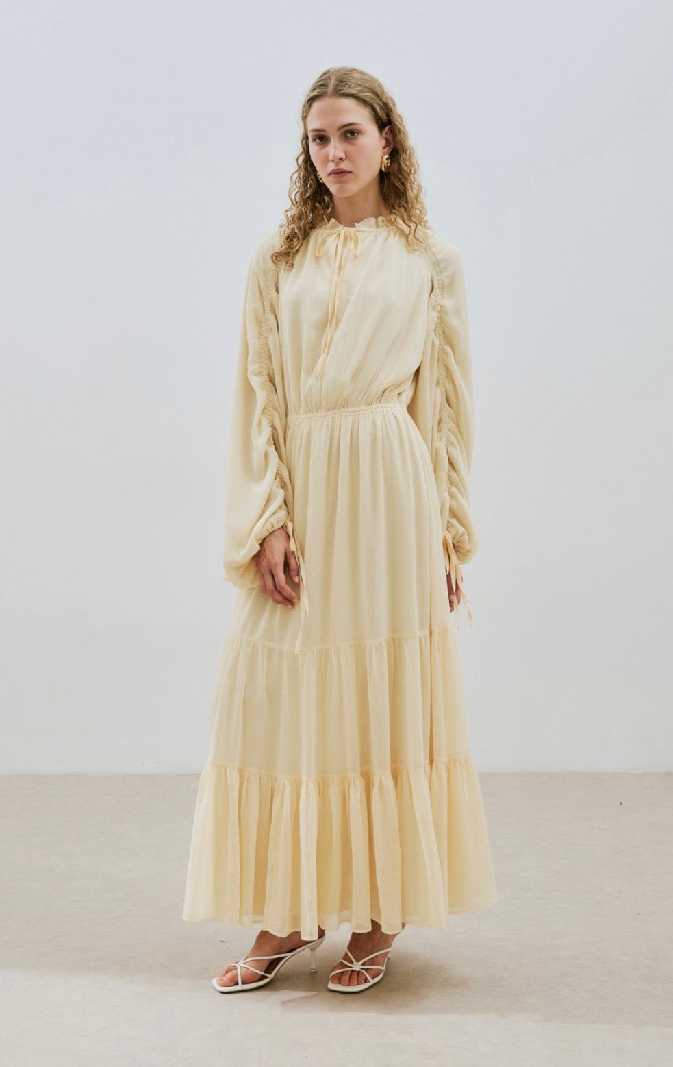 MANUKA - gerafftes Chiffonkleid Softgelb