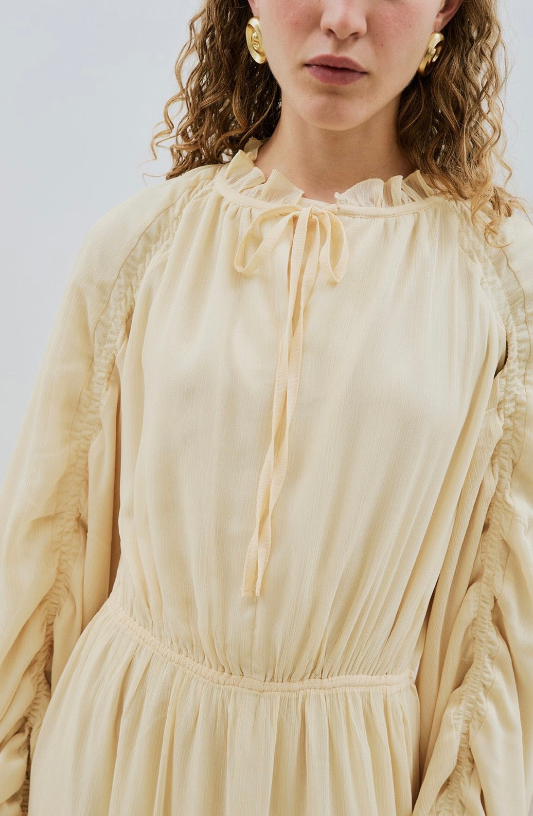 MANUKA - gerafftes Chiffonkleid Softgelb