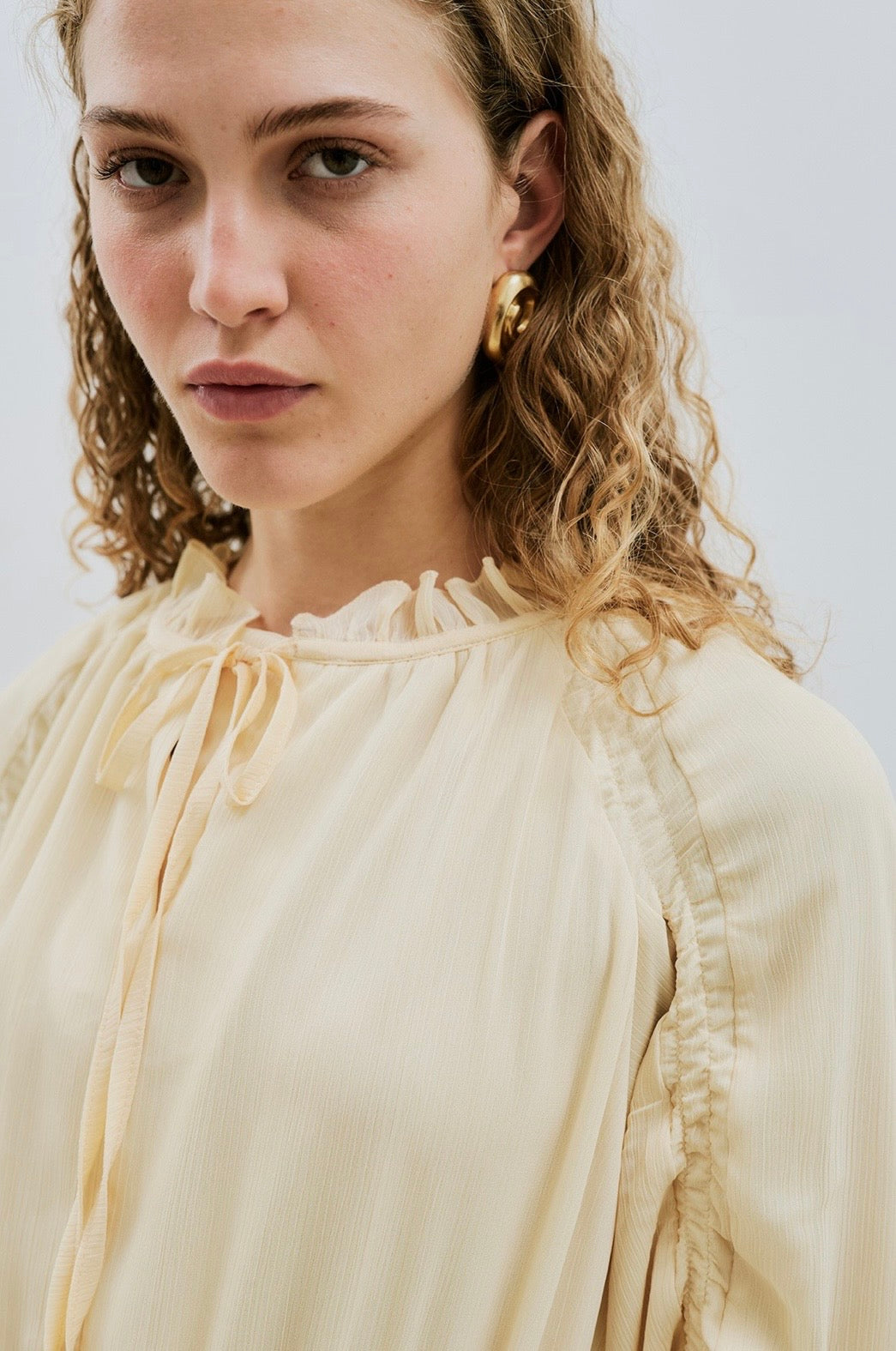 MANUKA - gerafftes Chiffonkleid Softgelb