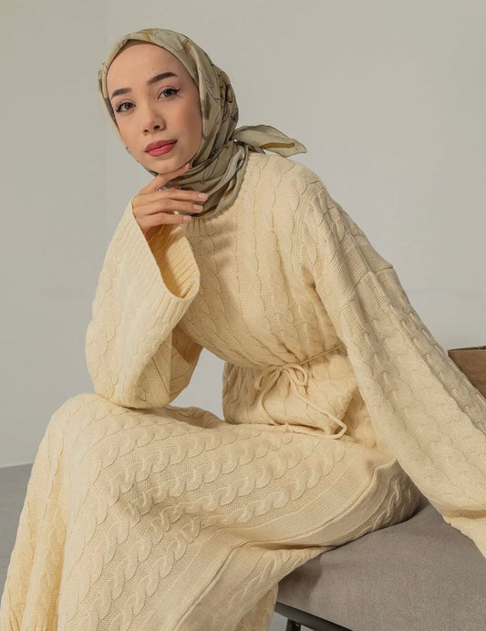 Strickkleid mit Zopfmuster - Beige