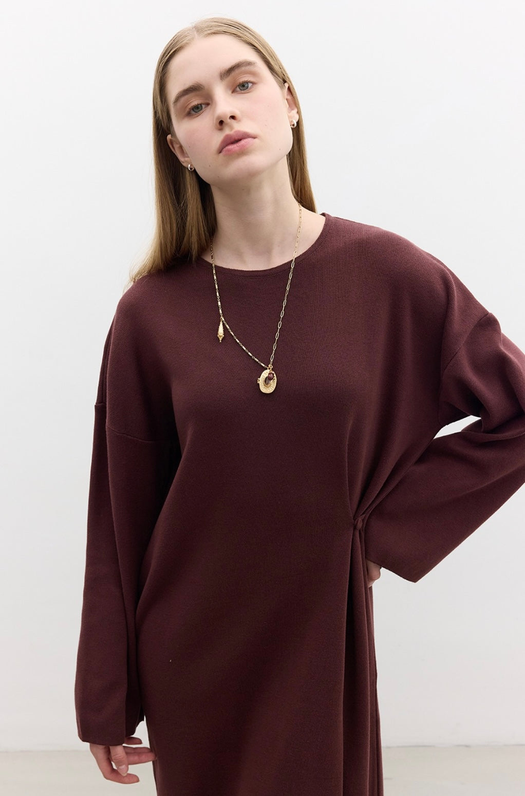 MANUKA - Strickkleid mit Knopfdetail Bordo