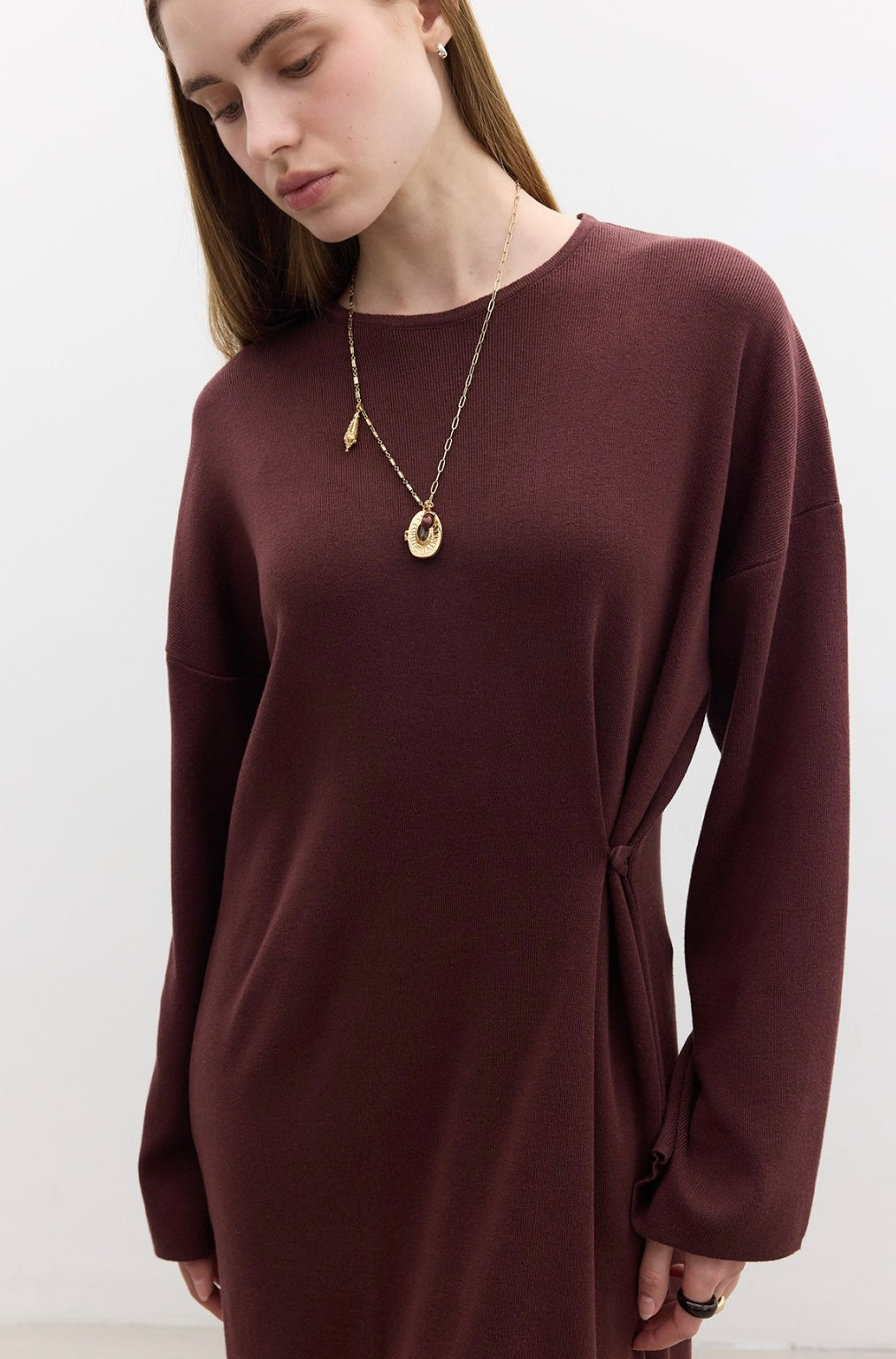 MANUKA - Strickkleid mit Knopfdetail Bordo