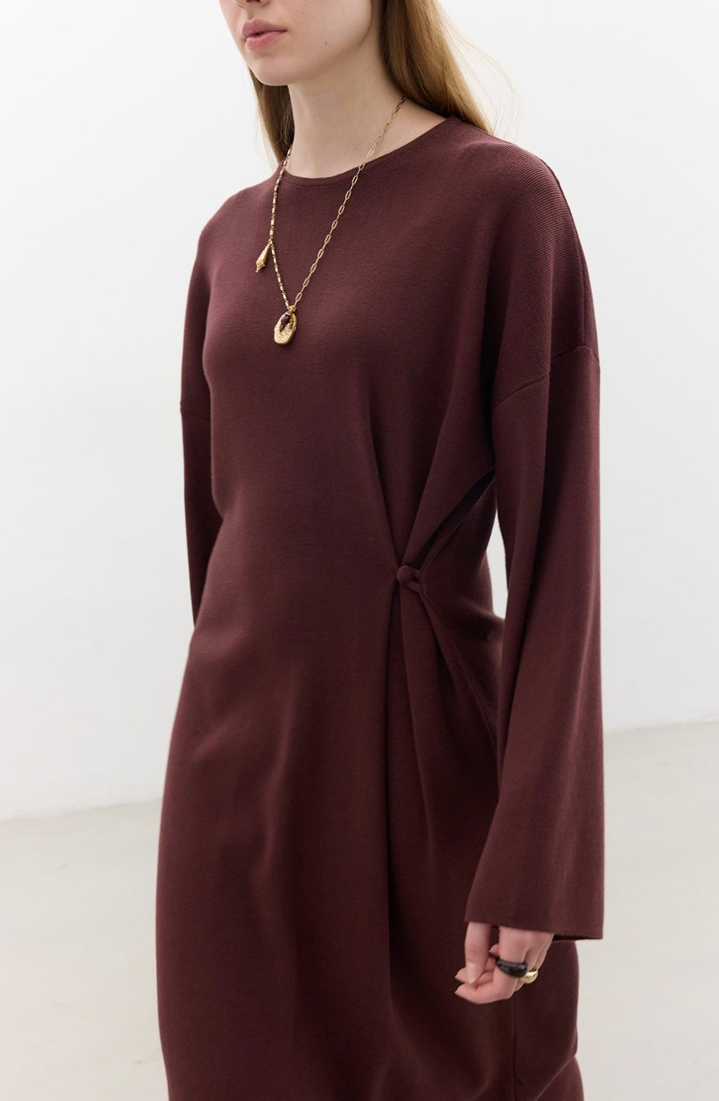 MANUKA - Strickkleid mit Knopfdetail Bordo