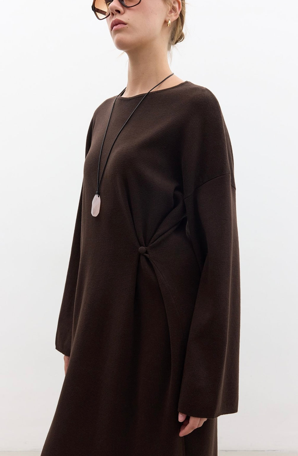 MANUKA - Strickkleid mit Knopfdetail Braun